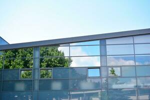 abstrakt Nahansicht von das glasverkleidet Fassade von ein modern Gebäude bedeckt im reflektierend Teller Glas. die Architektur abstrakt Hintergrund. Glas Mauer und Fassade Detail. foto