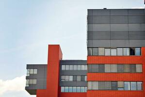 abstrakt Nahansicht von das glasverkleidet Fassade von ein modern Gebäude bedeckt im reflektierend Teller Glas. die Architektur abstrakt Hintergrund. Glas Mauer und Fassade Detail. foto