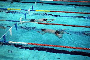 Schwimmen im Schwimmbad foto