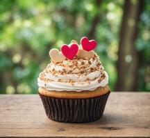 ai generiert Cupcake mit Herz auf oben auf hölzern Tabelle im das Garten foto