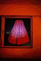 indisch Braut lengha Rock Stickerei Design mit rot Licht foto