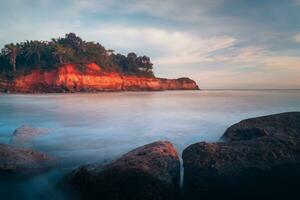 das Schönheit von das Morgen Panorama mit Sonnenaufgang im Indonesien Dorf foto