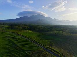 das Schönheit von das Morgen Panorama mit Sonnenaufgang im Indonesien Dorf foto