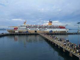 Bau-Bau, Indonesien - - November 22, 2022 - - Foto von das Dobonsolo Schiff ankommen und Docking beim Murhum Hafen, bau-bau Stadt.