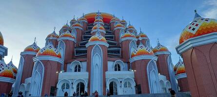 Makassar, Süd Sulawesi, Indonesien - - November 24, 2022 - - Foto von das Kuppel 99 asmaul husna Moschee mit ein Blau Himmel im das Hintergrund.