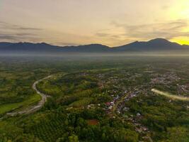 das Schönheit von das Morgen Panorama mit Sonnenaufgang im Indonesien Dorf foto