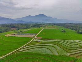 das Schönheit von das Morgen Panorama mit Sonnenaufgang im Indonesien Dorf foto