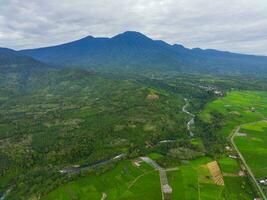 das Schönheit von das Morgen Panorama mit Sonnenaufgang im Indonesien Dorf foto