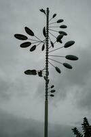 einzigartig Wind Schaufel Design unter düster Himmel foto