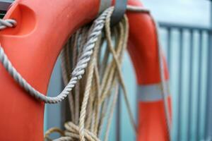 schließen oben von Orange Rettungsring foto