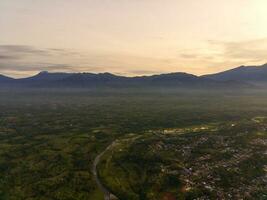 das Schönheit von das Morgen Panorama mit Sonnenaufgang im Indonesien Dorf foto