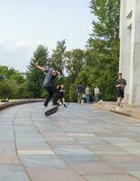 Moskau, Russland - - 21.07.2021 -Teenager genießen Tag aus beim das Sieg Platz gelegen auf das kutuzovskiy Allee. Stadt foto