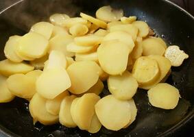 Bauern Frühstück geröstet Kartoffeln mit Schinken und Eier foto