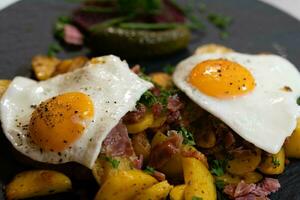 geröstet Kartoffeln mit Speck Zwiebeln und Gewürze foto