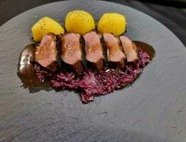 geröstet Ente mit rot Kohl und Kartoffeln foto