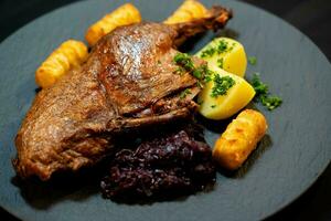 geröstet Ente mit rot Kohl und Kartoffeln foto