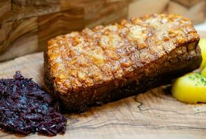 Pork Royal ein traditioneller Schweinebraten mit Rotkohl und Kartoffeln foto