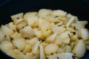 geröstet Kartoffeln mit Speck Zwiebeln und Gewürze foto