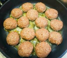 gebraten Fleischklößchen mit Kohl und Petersilie Kartoffeln foto