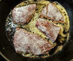 frisch Hähnchen Leber mit geröstet Zwiebeln und püriert Kartoffeln foto