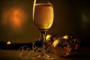 ai generiert ein Glas von Champagner mit ein Weihnachten Dekoration foto