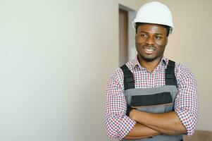 jung heiter afrikanisch amerikanisch Handwerker foto