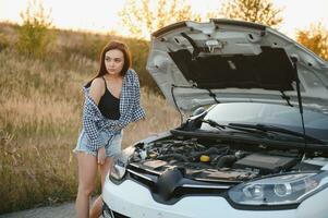 traurig Frau deprimiert nicht Wissen Was zu tun mit gebrochen Auto foto