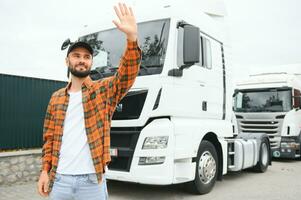 Männer Treiber in der Nähe von LKW LKW. Mann Inhaber LKW Treiber in der Nähe von LKW. Mann Trucker LKW Eigentümer. Transport Industrie Fahrzeuge. gut aussehend Mann Treiber Vorderseite von LKW. foto