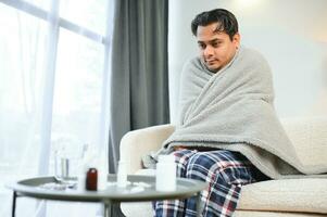 krank jung Hindu Mann Gefühl Schlecht im das Morgen, Sitzung auf Bett foto