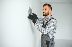 jung Arbeiter Herstellung Reparatur im Zimmer. foto