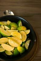 frisch Zitronen perfekt zum verbessern Geschmack im Ihre Essen und Getränke foto