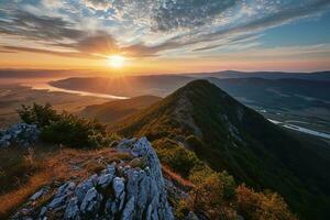 ai generiert ein atemberaubend Sonnenaufgang von ein hoch Vorteil Punkt oben auf robust Berge. golden Sonnenlicht leuchtet das Szene foto