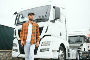 Porträt von zuversichtlich LKW Treiber auf Parkplatz viel. Kopieren Raum foto