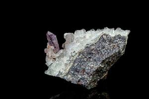 Makro Mineral Amethyst Stein im Felsen auf ein schwarz Hintergrund foto