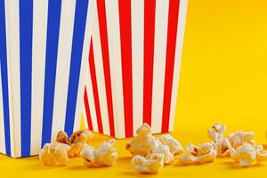 Glas mit Popcorn auf ein Gelb Hintergrund foto