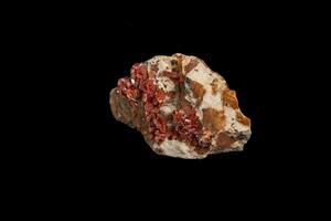 Makro Mineral Stein Vanadinit auf ein schwarz Hintergrund foto