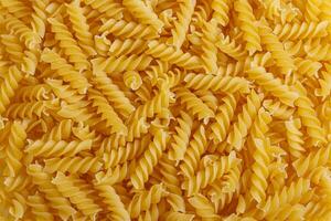 Pasta Produkte im das bilden von ein Spiral, Textur foto