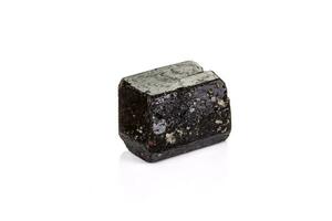 Makro Mineral Stein schörl, schwarz Turmalin auf Weiß Hintergrund foto