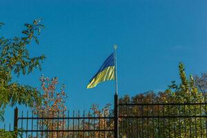 ukrainisch Flagge gegen das Blau Himmel foto
