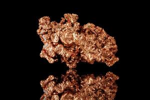 Makro Mineral Stein Kupfer auf schwarz Hintergrund foto