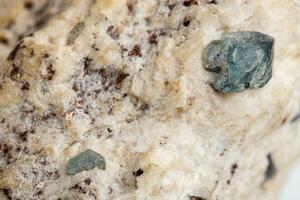 Makro Mineral Stein Saphir auf ein Weiß Hintergrund foto