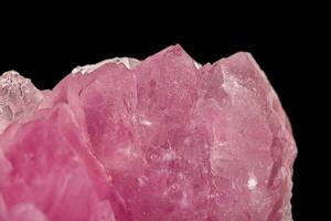 Makro Rosa Quarz Mineral Stein auf schwarz Hintergrund foto