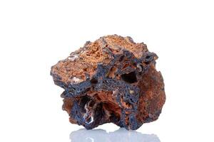 Makro Mineral Stein Goethit auf ein Weiß Hintergrund foto