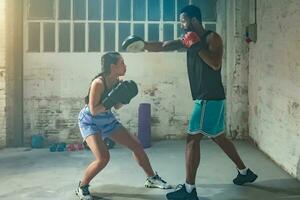 ziemlich jung Frau Züge im Boxen Sparring mit männlich. foto