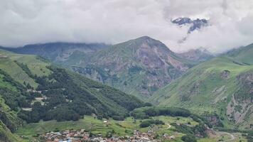 das Kloster von cminda sameba beim das georgisch Ausläufer von montieren kazbek im das Kaukasus. foto