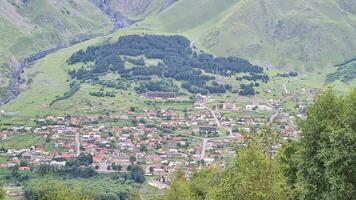 das Kloster von cminda sameba beim das georgisch Ausläufer von montieren kazbek im das Kaukasus. foto