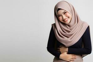 ai generiert asiatisch Muslim Frau im Hijab mit Hände posieren isoliert Weiß Hintergrund foto