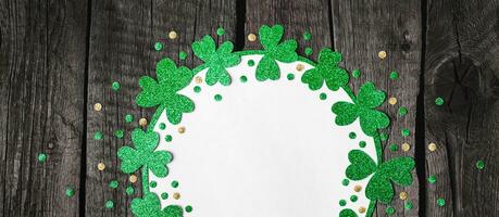 st. Patricks Tag Hintergrund. glücklich St Patrick's Tag Kleeblatt und Konfetti rahmen, Banner Format foto