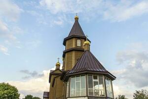 Schuss von das Kuppeln von das alt hölzern orthodox Kirche. Religion foto