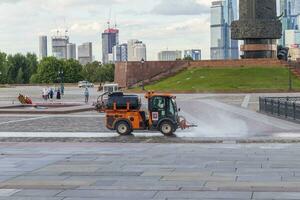 Moskau, Russland - - 21.07.2021 -Jet Waschen Fahrzeug Reinigung oben das Sieg Platz gelegen auf das kutuzovskiy Allee. Stadt foto